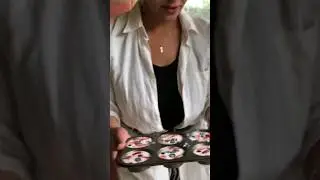 очень вкусно! йогуртовое мороженное с ягодами! 