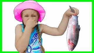 Ева играет с папой и забавно ловит рыбку