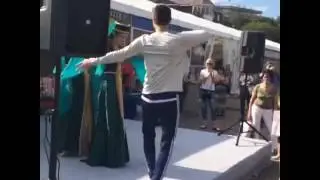 Чеченец классно станцевал лезгинку на сцене