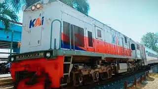 kereta api cc 201 berjalan di samping flyover jalan raya 🔥🔥