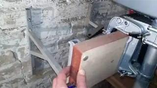 Стационарное крепление для подвесного лодочного мотора.