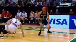 Facundo Campazzo se tiró de cabeza en el piso en Argentina vs. Serbia 79 74 - Super 4
