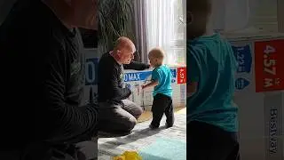 Открываем с сыном новогодний подарок.
