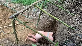 A ALONE GIRL MAKES A SHIELD FOR HERSELF IN THE HEAVY RAIN