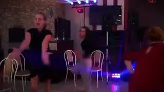 Девченки отрываются на танцполе!