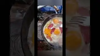#Яичница #насале #зимняя #колбаска #чугуннаясковорода