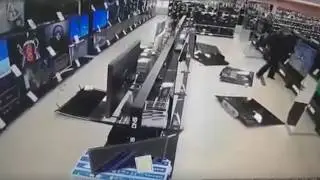 Разбил телевизоры молотком в магазине Томска.