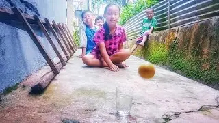 Permainan memasukkan bola ke dalam gelas berisi air Versi Lengkap ~ Anak Micin