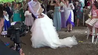 la novia se va del baile de su boda y pasa esto