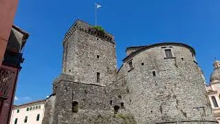 Varese Ligure: splendido borgo con castello tra #mare e #montagna #village #travel #castle #tourism