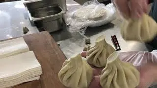 Как делают хинкали в московском кафе
