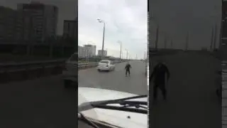 Мужчина гуляет по дорогам Казани