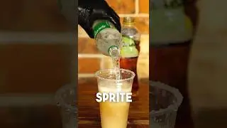 Esto pasa si mezclas Yakult, Fuze te y Sprite 😱 #shorts