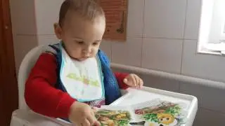 Денис читає книжку