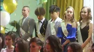 Этот школьный вечер летний закружил...