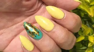 Uñas Amarillas Con Foil Dorado ( Relleno y Cambio de Diseño )