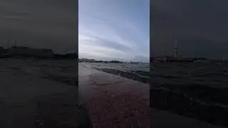 Волны на набережной в Санкт-Петербурге