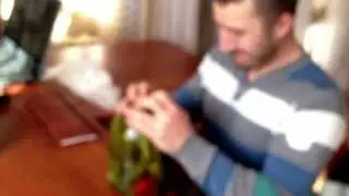 Открыл банку пальцем