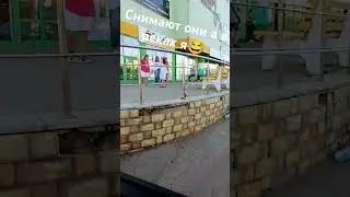 это просто рандомные девочки!