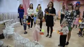 Василиса дожидается танцев на первом утреннике в детском саду,
