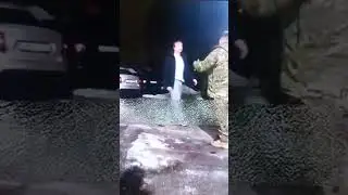 СВОшник до€бался до прохожего, и понял кто из них петух. Тупая, наглая, подлая морта отрехтована..