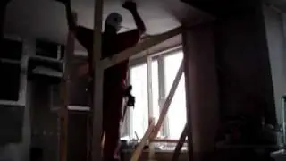 Как одному закрепить гипсокартон на потолке.