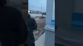 Охрана уводит виновников массового конфликта на Ковыктинском месторождении 