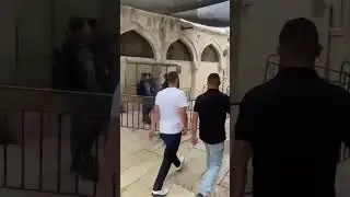 توقيف شاب وتفتيشه في شارع الواد داخل البلدة القديمة 