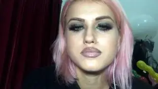 Макияж. Тени. Блеск. Всё как  положено.