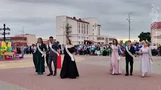 Как он их закружил!