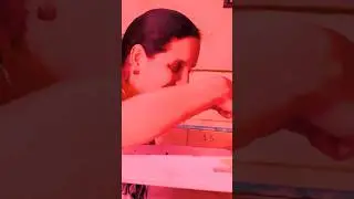 KADIN SPATULAYI YALIYOR 