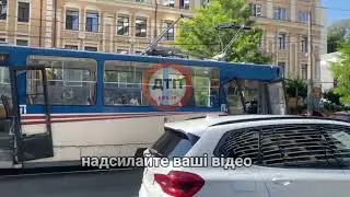 Киев. Повстання трамваю. Вся глибочицька в побитих машинах, люди кажуть трамвай сповз вниз