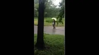 Бабка плывёт по лужам!!!