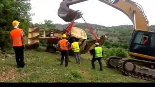 Бульдозер улетел с горы!