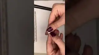 Colando adesivo em lápis personalizado