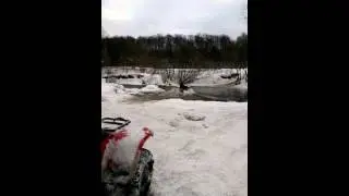 Эффектное погружение квадроцикла Polaris