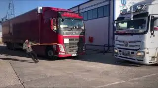 Выгуливает красную фуру, напала на Мерседес