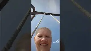 на качелях в Анапе