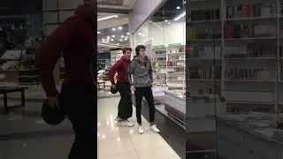 Карлик пугает прохожего/A dwarf scares a passerby