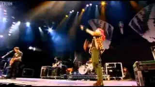 Paramore -- Misery Business (Live In England.)