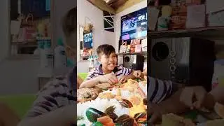 PINAPILI KO SYA NG DALAWANG BESES ITO YUNG PINILI NYA 😱🥴🤔😂👊  #seafood #boodlefight #happybirthday