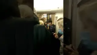 Стоящие на проходе в метро