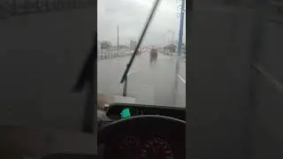 Зачем поливают дороги в дождь????