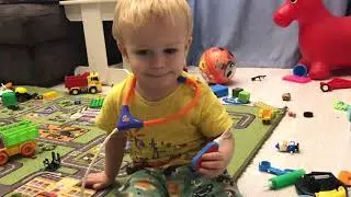 Малыш Саша разбросал игрушки и лечит кота