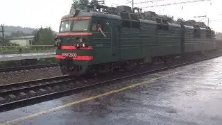 Электровоз ВЛ80С-2600 с хозяйственным поездом