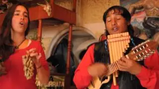 Trio de músicos em restaurante peruano