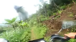 MELINTASI JALANAN MENURUN DI BANGBAYANG SAAT HUJAN