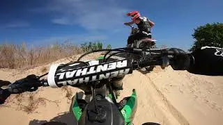 на лодке на необитаемый остров отвезли мотоциклы honda crf450 VS kawasaki kx450f