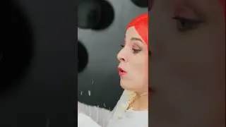 Наливание попкорна в рот