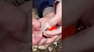 Koukku peukalosta läpi
